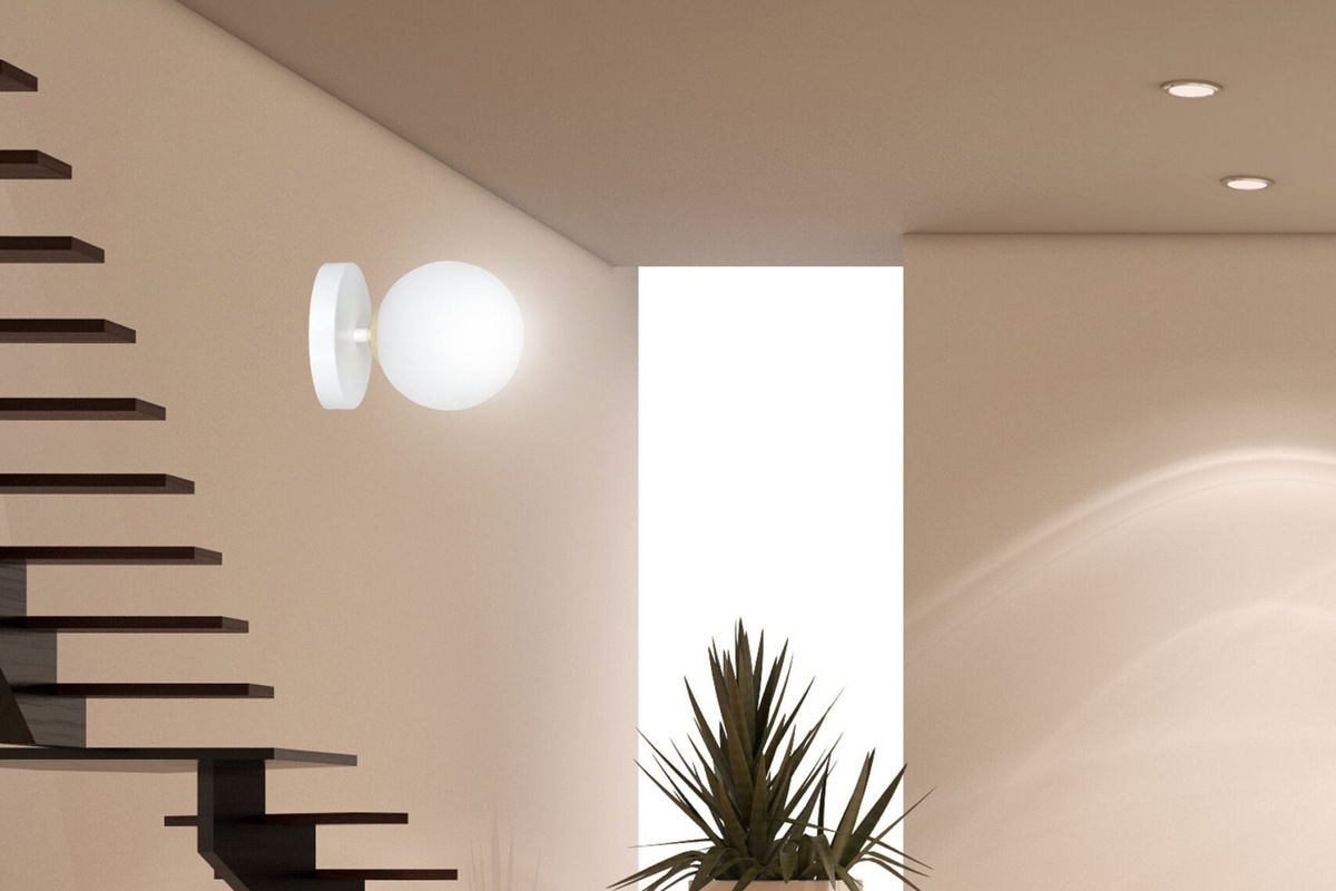 Lampe escalier : comment éclairer une cage d'escalier ? Applique escalier : applique Emibig Floki à boule de verre opale le long d'un escalier suspendu