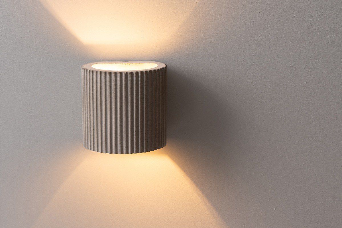 Lampe escalier : comment éclairer une cage d'escalier ? Applique escalier en béton cannelé Gant Lights S6, lumière vers le haut et vers le bas sur le mur