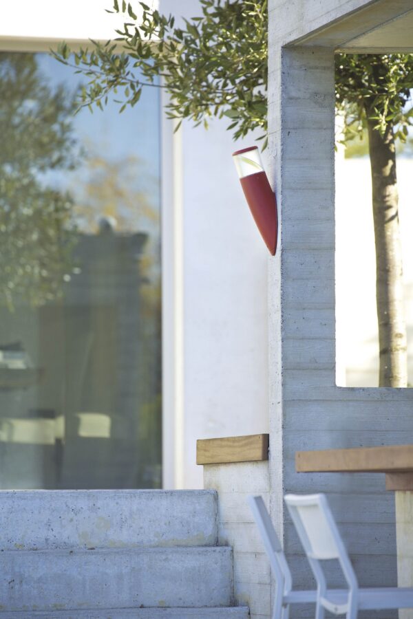 applique extérieure Bamboo teinte rouge signalisation fixée sur un mur en béton près d une baie vitrée