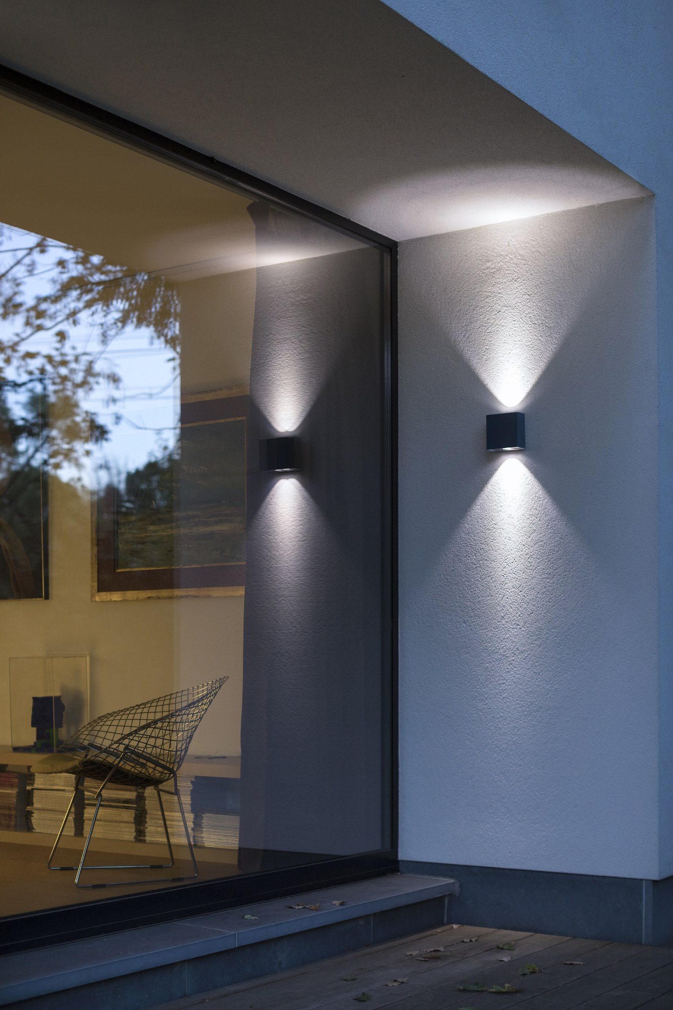 Applique extérieure Klint LED up and down par Roger Pradier applique extérieure Klint face lisse sur le mur d une terrasse devant une baie vitrée