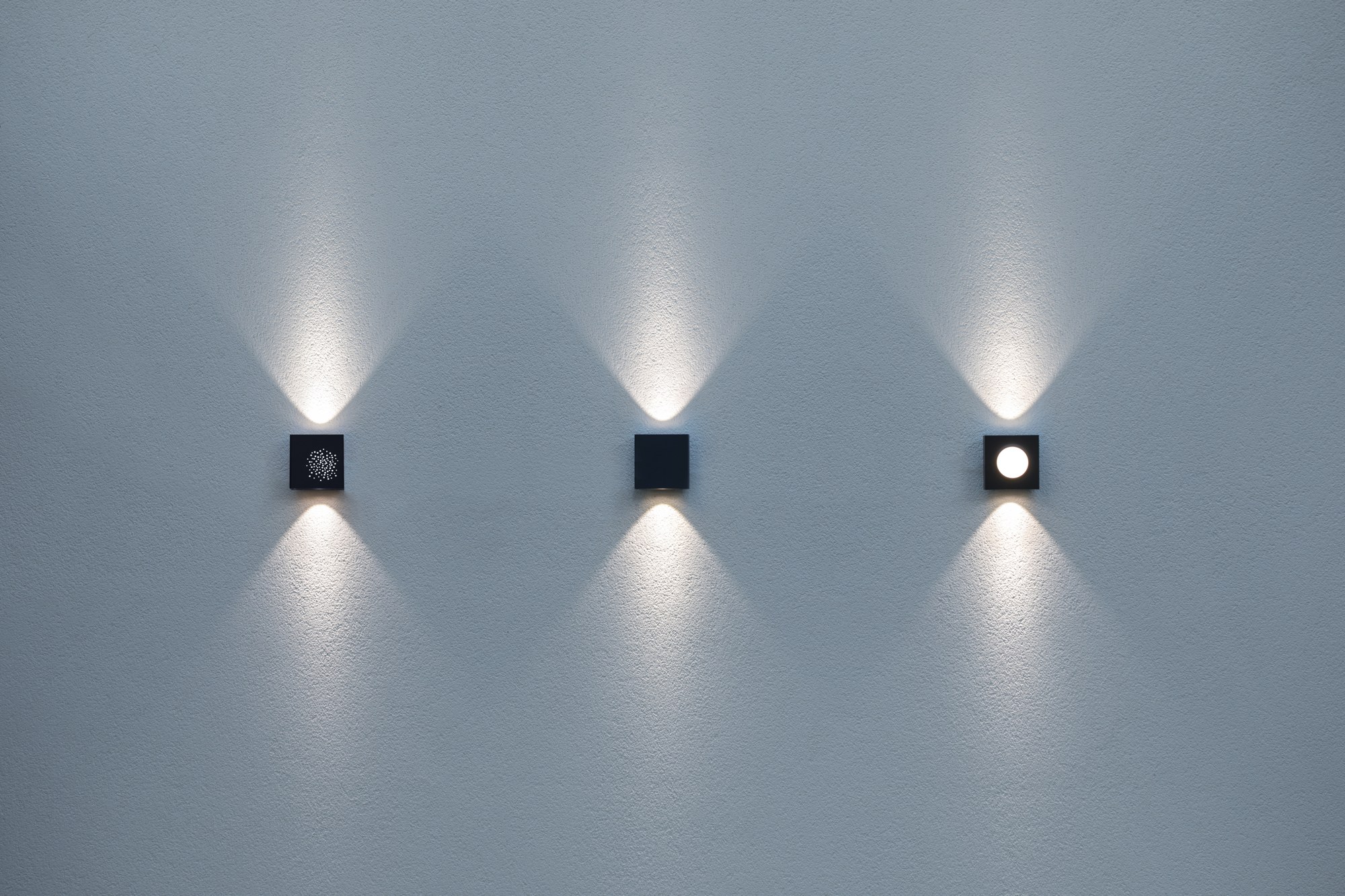 Applique extérieure Klint LED up and down par Roger Pradier applique extérieure Klint, les trois faces avant en noir velours alignées sur un mur gris-bleu