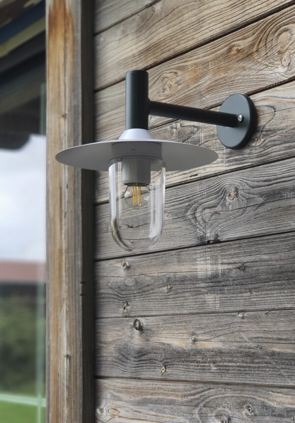applique extérieure Montana à potence droite sur un bardage en bois, ampoule à filament dans un verre clair
