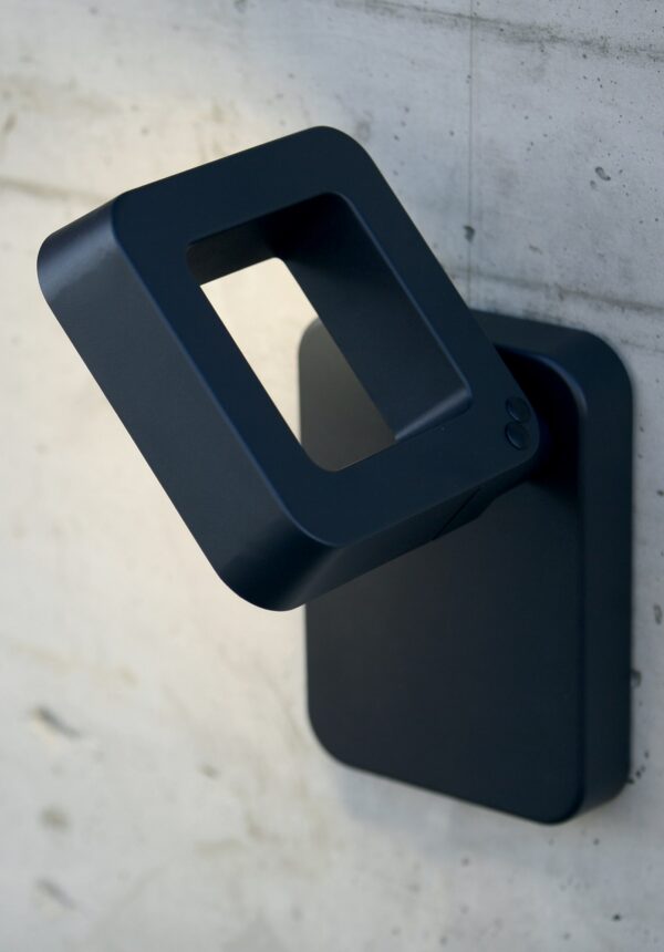 applique extérieure Square gris noir, gros plan sur le cadre orientable fixé à un mur en béton