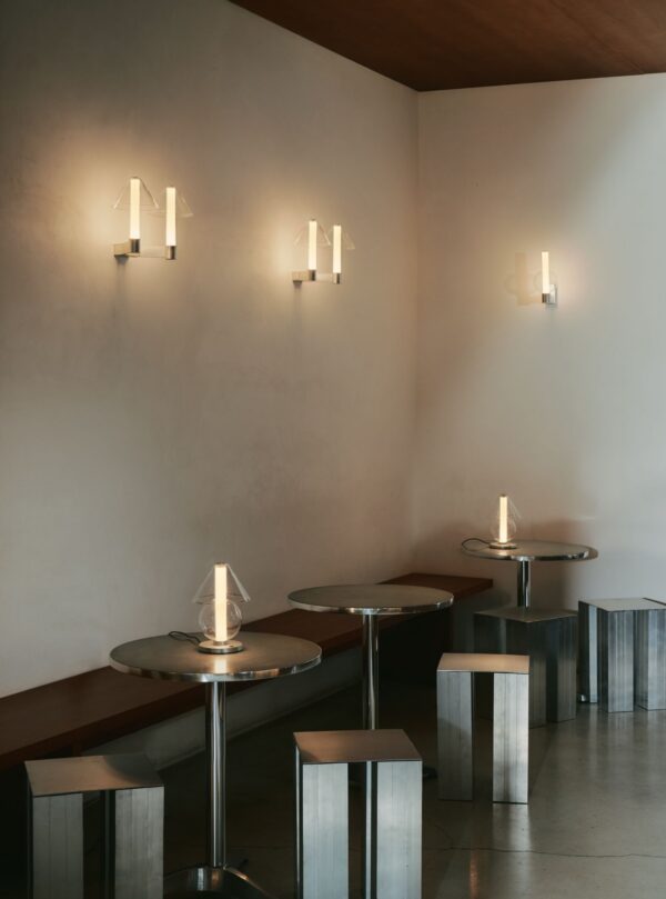 Applique Fragile Marset en ambiance, fixée sur un mur de bar avec lampes Fragile