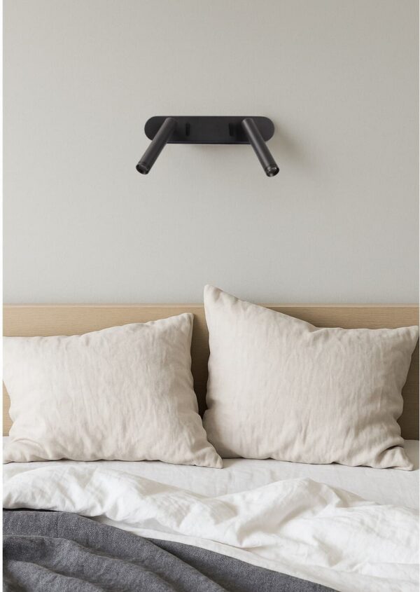 applique liseuse Point Wall Antidark noire au-dessus d'une tête de lit