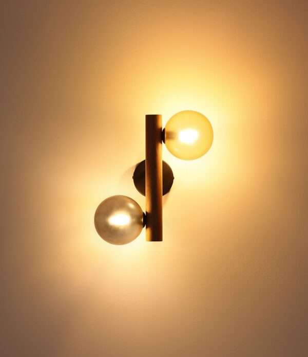 Lampe en bois : lampes à poser, lampadaires et luminaires applique murale bois boules de verre allumée sur un mur, lumière chaude des deux boules