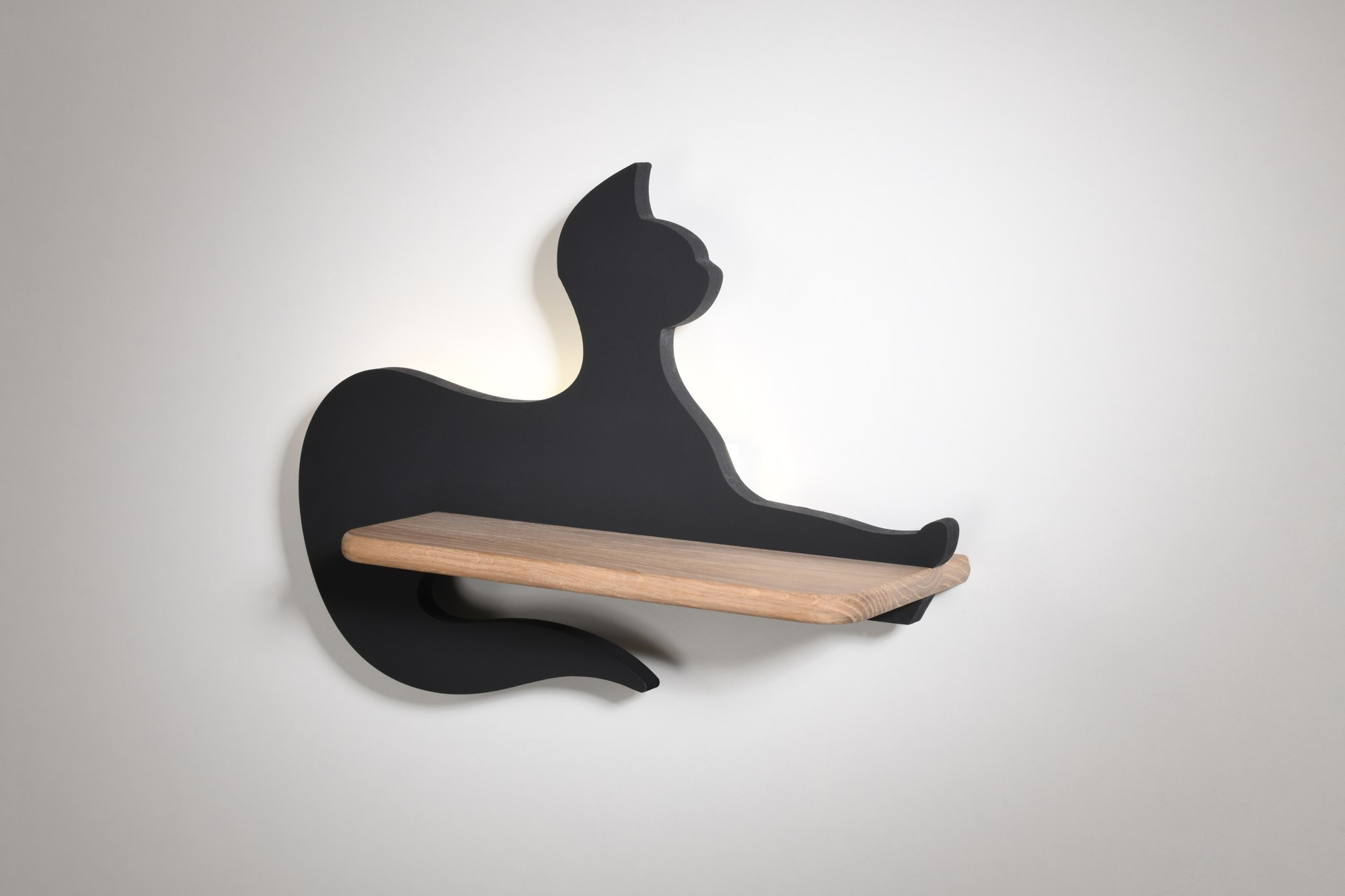 Applique murale chat enfant en bois avec tablette, LED applique murale chat enfant chat allongé noir allumé sur mur clair