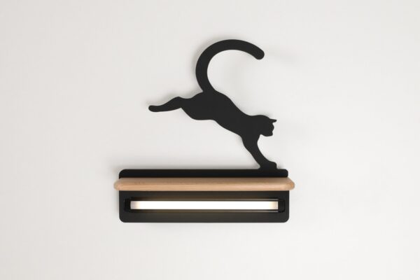 applique murale chat enfant chat bondissant noir fixé au mur avec tablette en hêtre