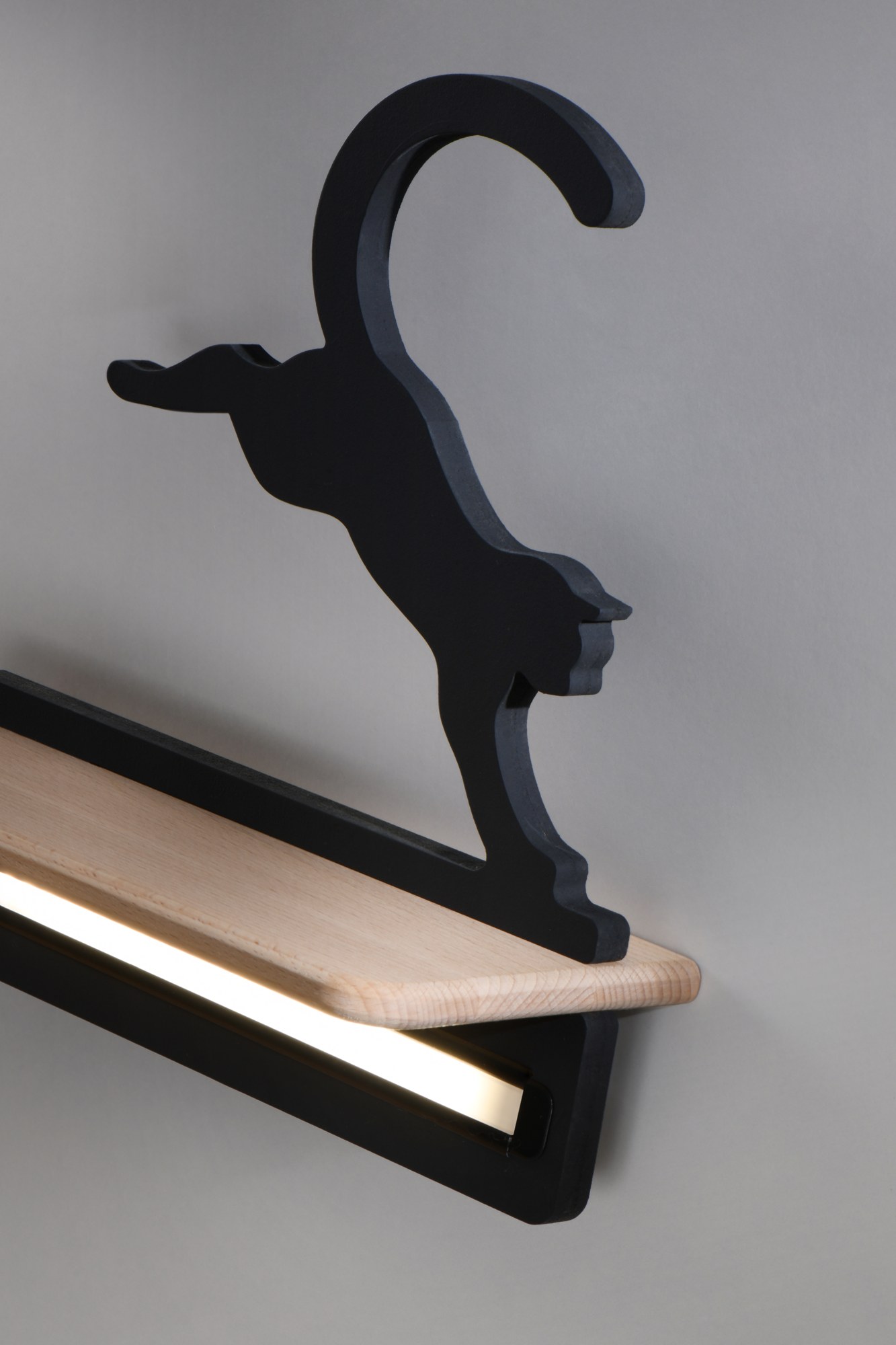 Applique murale chat enfant en bois avec tablette, LED applique murale chat enfant détail tablette en hêtre et LED du chat bondissant