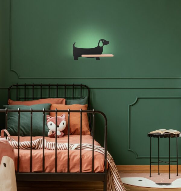 applique murale chien enfant noir avec tablette dans une chambre d enfant verte