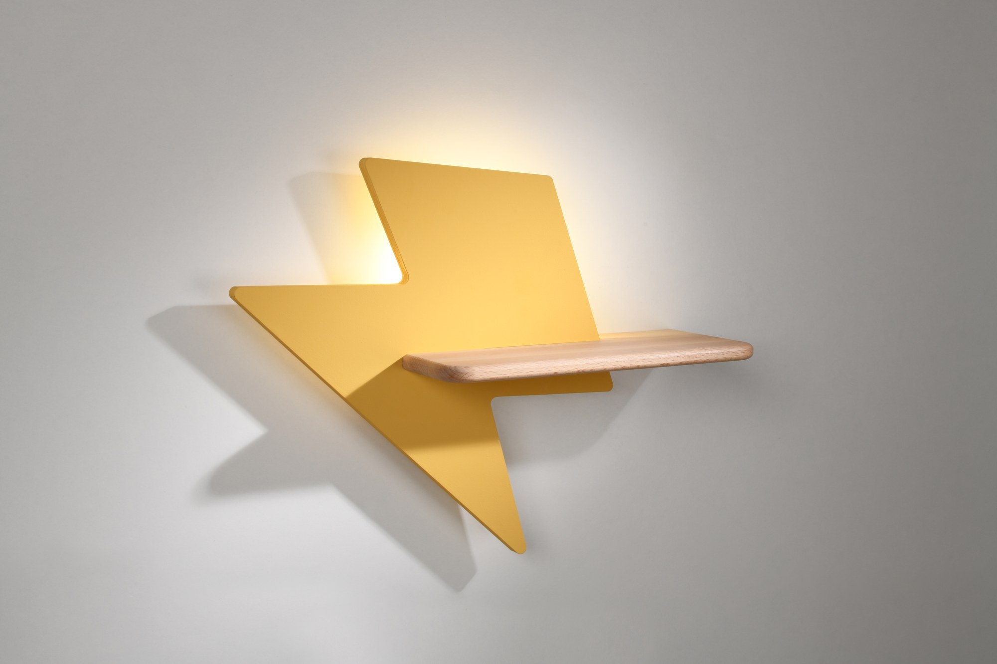 Applique murale éclair en bois pour chambre d'enfant, lumière LED applique murale éclair enfant jaune éclairé sur un mur gris