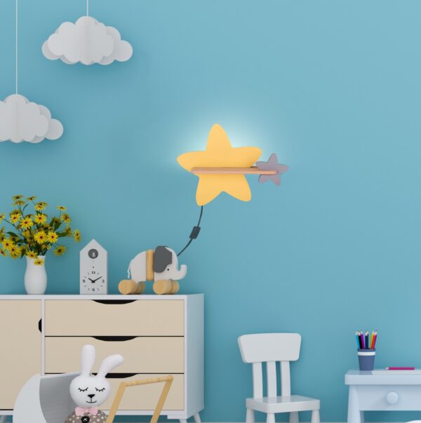 applique murale étoile jaune dans une chambre d enfant