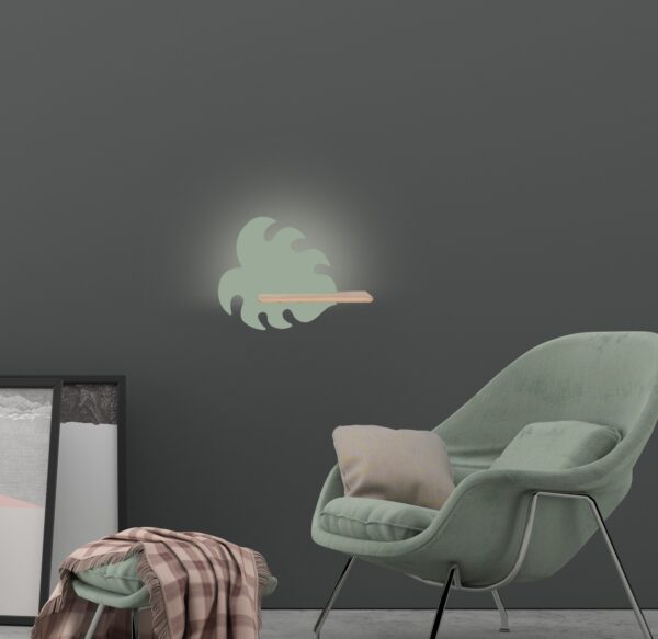 applique murale feuille enfant vert sauge dans un salon avec fauteuil