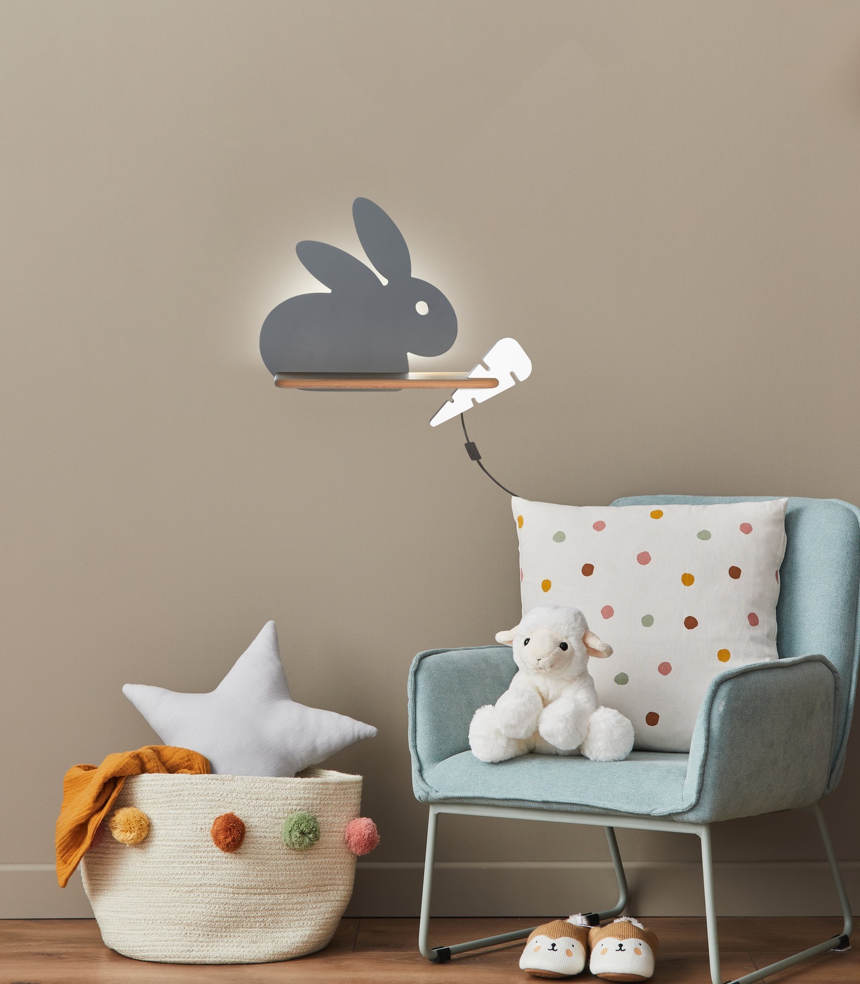 Applique murale lapin en bois pour chambre d'enfant, lumière LED applique murale lapin enfant gris dans une chambre de bébé avec fauteuil