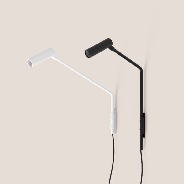 applique murale Nivia en noir mat et blanc mat, fixée au mur avec son câble électrique