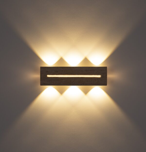 Lampe travertin : luminaires en travertin applique murale pierre travertin 40 cm allumée, lumière vers le haut et le bas sur un mur gris