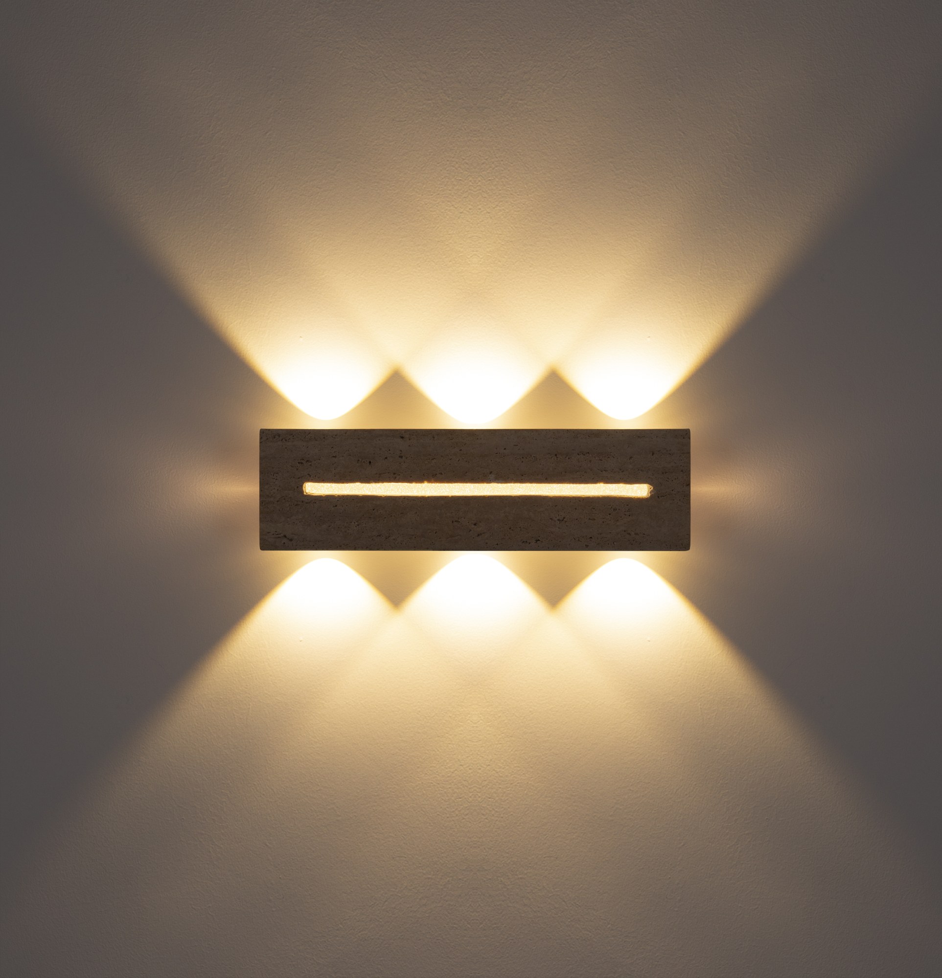 Applique murale pierre de travertin, barre horizontale 40 ou 60 cm applique murale pierre travertin 40 cm allumée, lumière vers le haut et le bas sur un mur gris