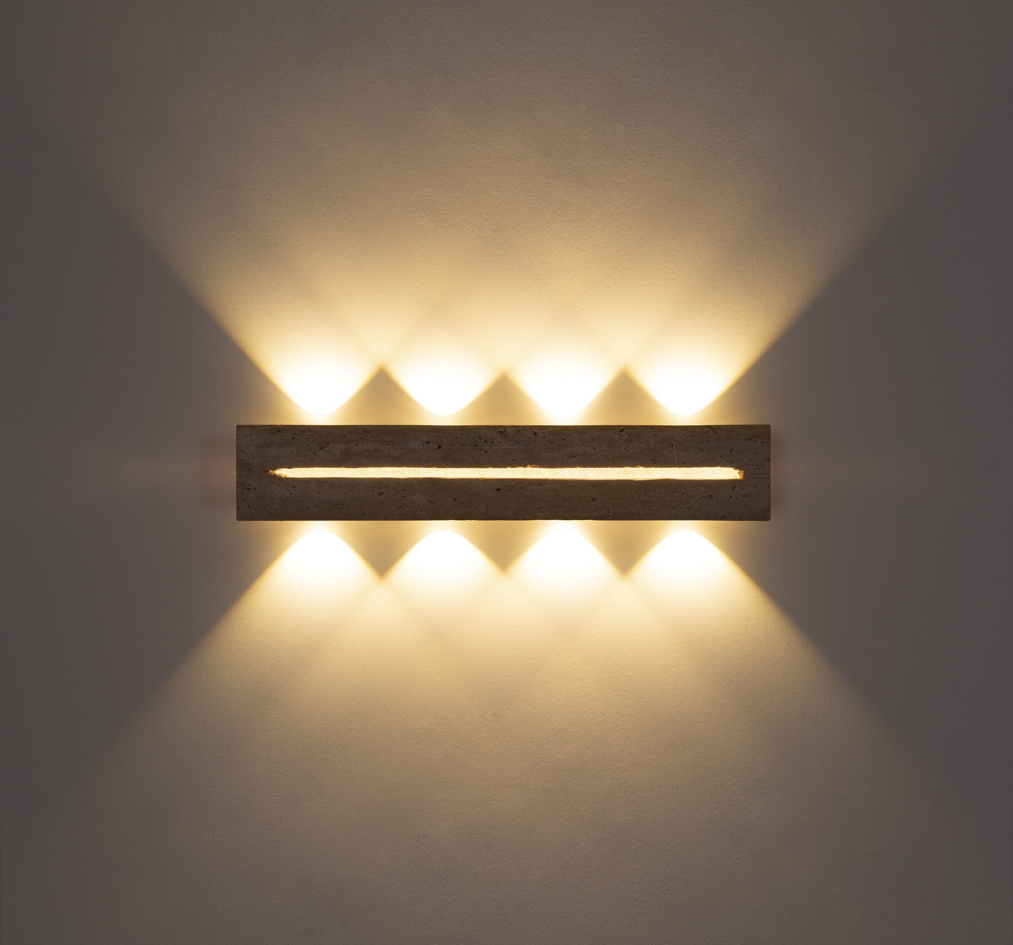 Applique murale pierre de travertin, barre horizontale 40 ou 60 cm applique murale pierre travertin 60 cm allumée, lumière vers le haut et le bas sur un mur gris