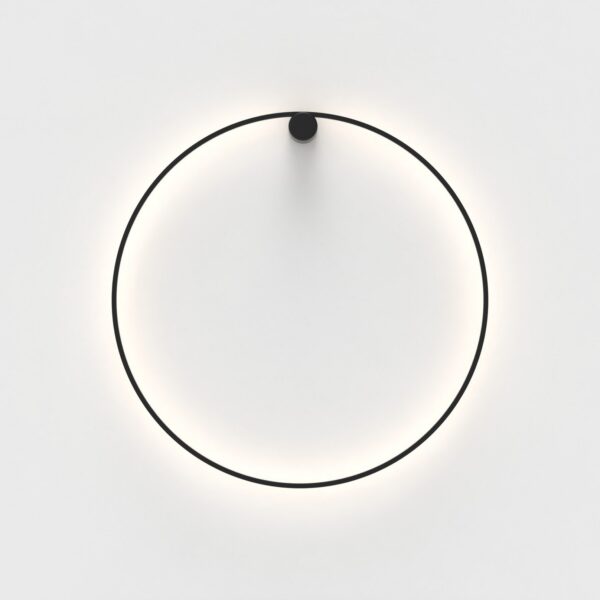 applique murale Ramona anneau LED allumé sur un mur clair, halo de lumière indirecte autour du cercle