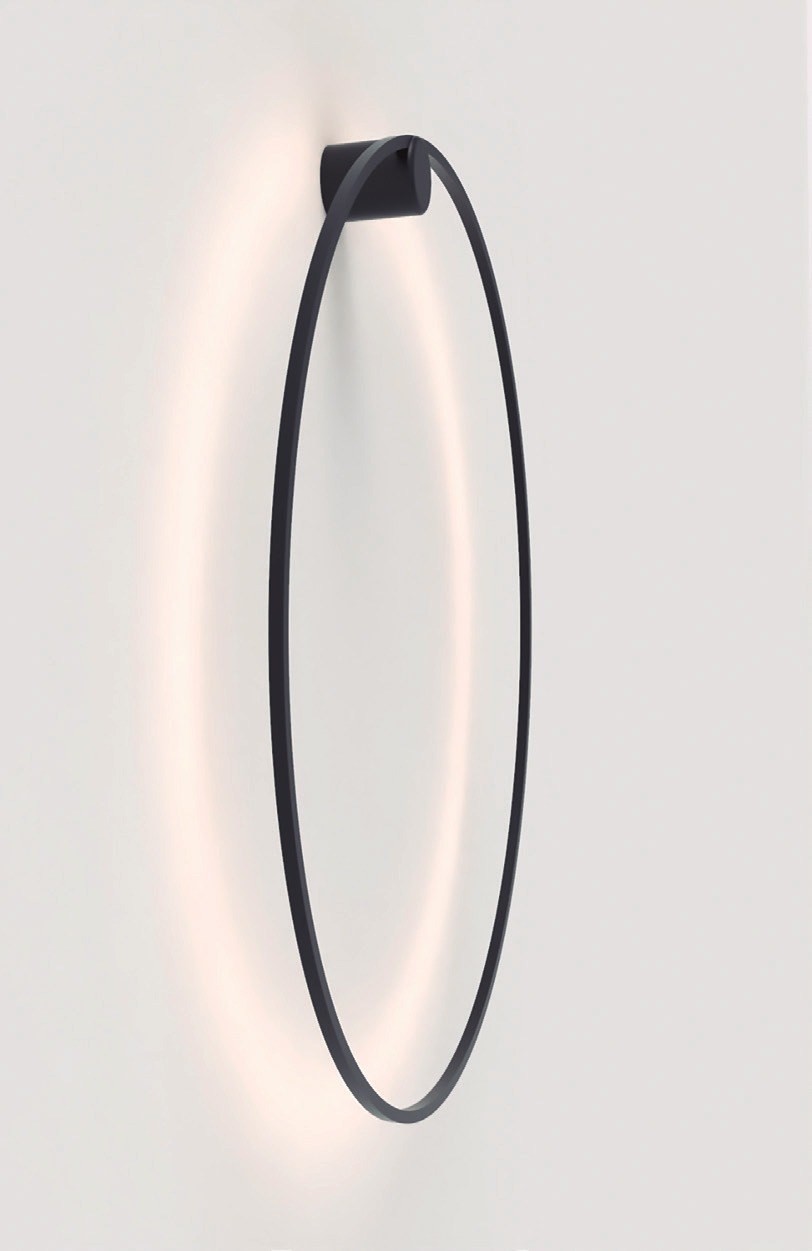 Applique murale Ramona en aluminium par Robin Lamps applique murale Ramona anneau LED allumé, vue de profil et lumière indirecte sur le mur