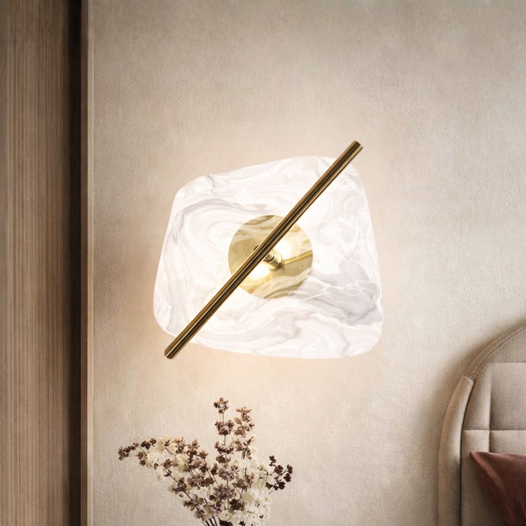 Applique murale verre marbré blanc et barre laiton, LED 5 W, 40 cm applique murale verre marbré en gros plan sur un mur beige