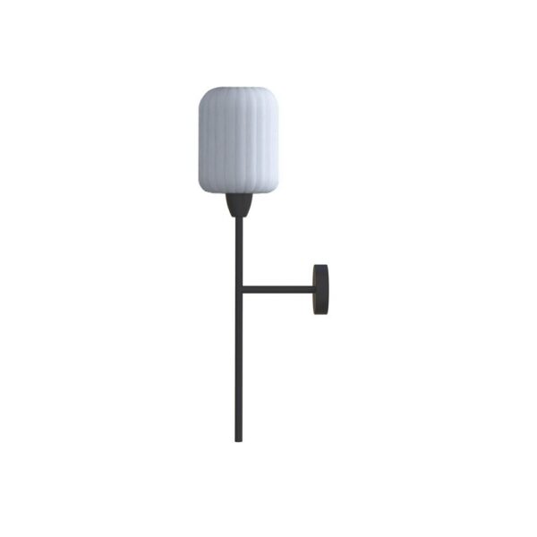 applique murale Whiteberry forme Lantern, globe allongé en verre opale cannelé sur tige noire, fond blanc