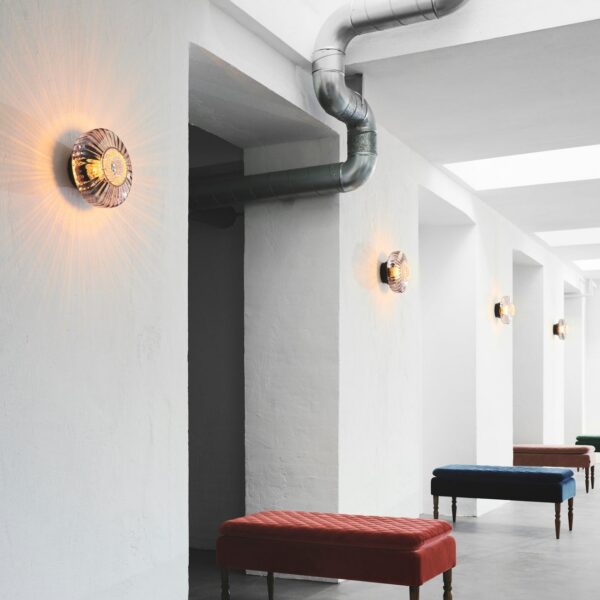 applique New Wave Optic Wall Design by Us, en situation dans un couloir, coloris Smoke
