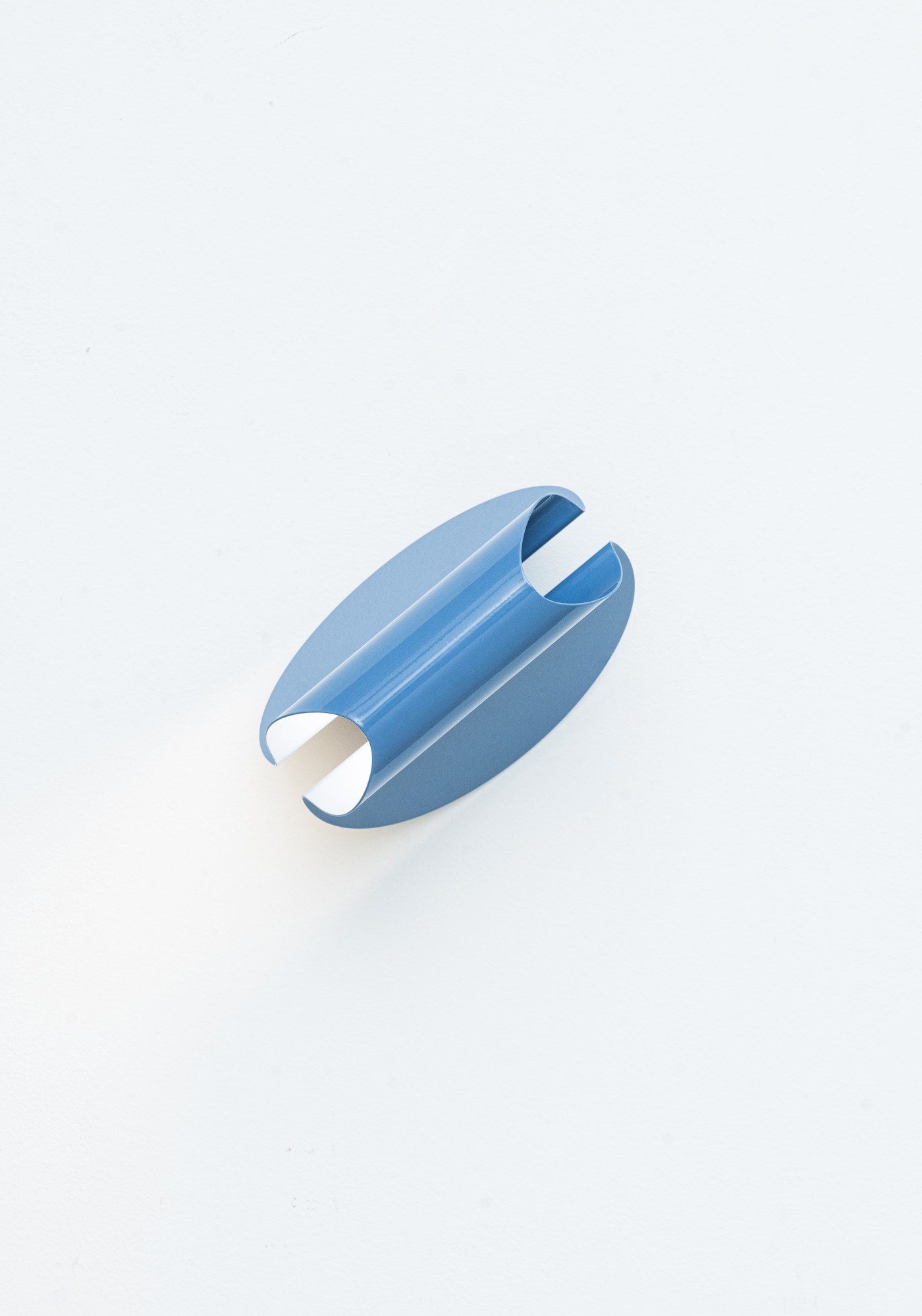 Applique Oplà Wall par OliveLab, acier orientable, 10 finitions applique Oplà Wall OliveLab, finition bleu brillant, vue de trois quarts