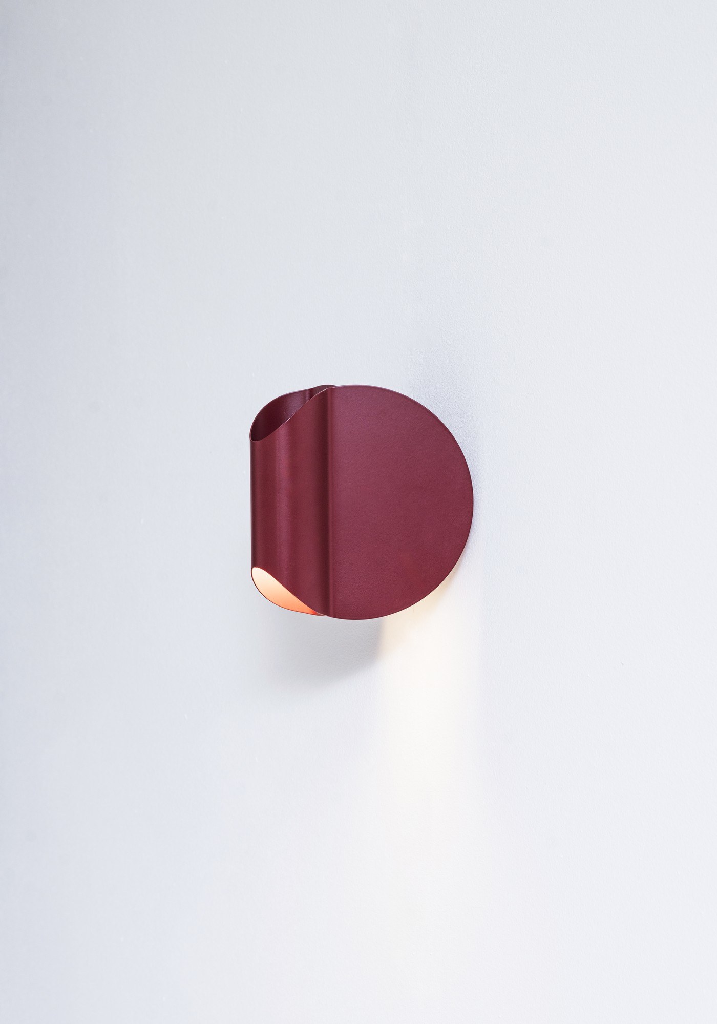 Applique Oplà Wall par OliveLab, acier orientable, 10 finitions applique Oplà Wall OliveLab, finition bordeaux mat, vue de côté de la platine ronde