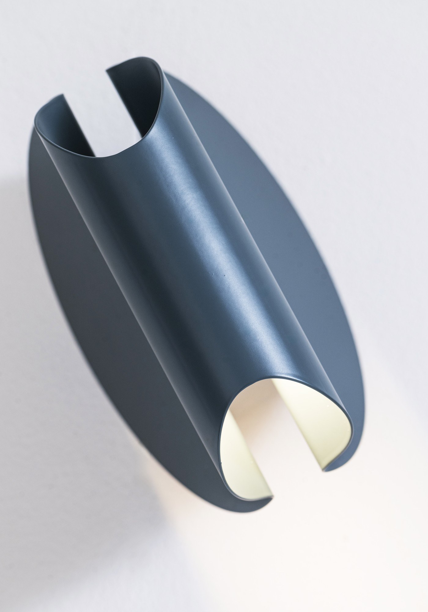 Applique Oplà Wall par OliveLab, acier orientable, 10 finitions applique Oplà Wall OliveLab, détail de la finition bleu pétrole mat