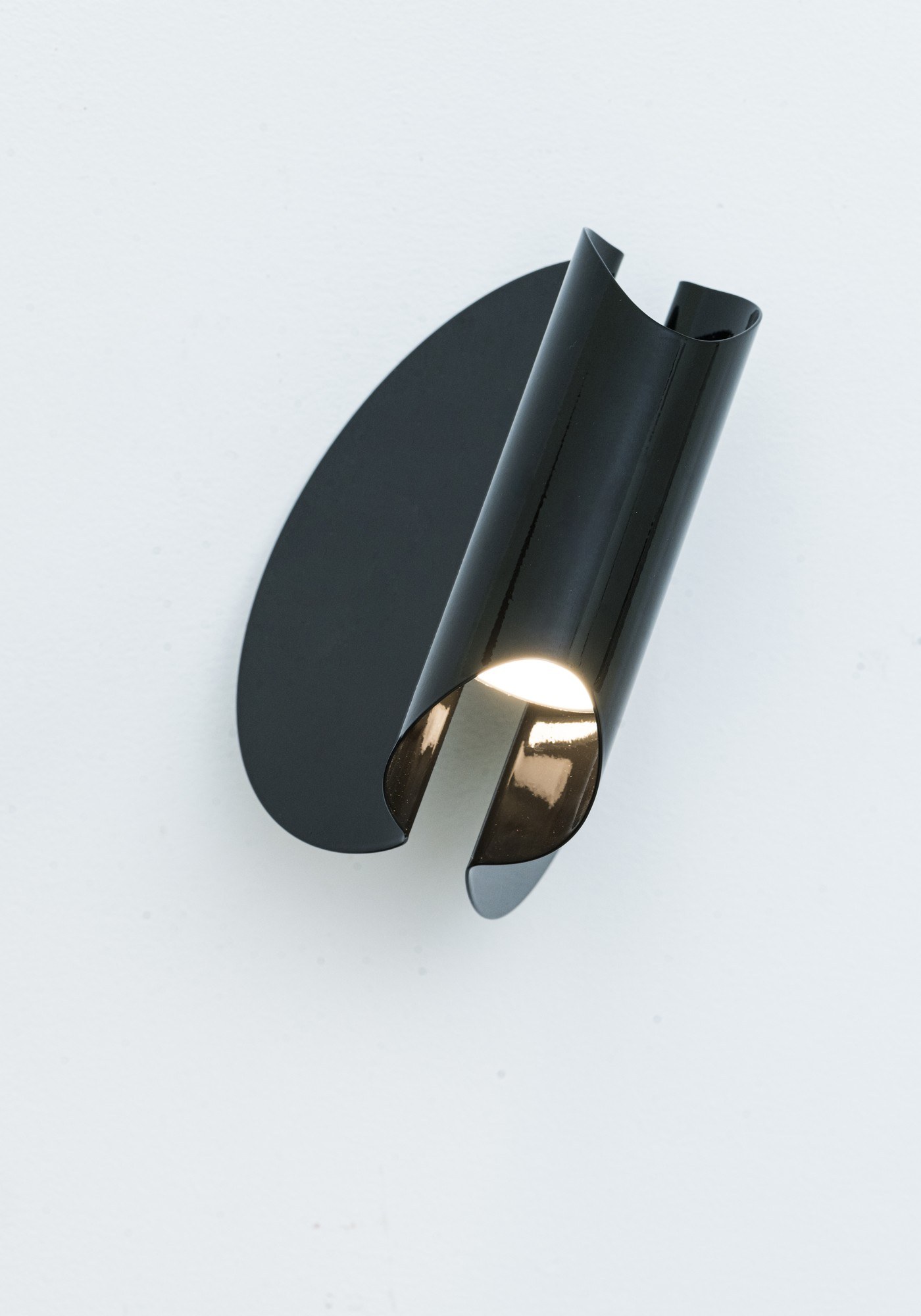 Applique Oplà Wall par OliveLab, acier orientable, 10 finitions applique Oplà Wall OliveLab, détail de la finition noir brillant allumée