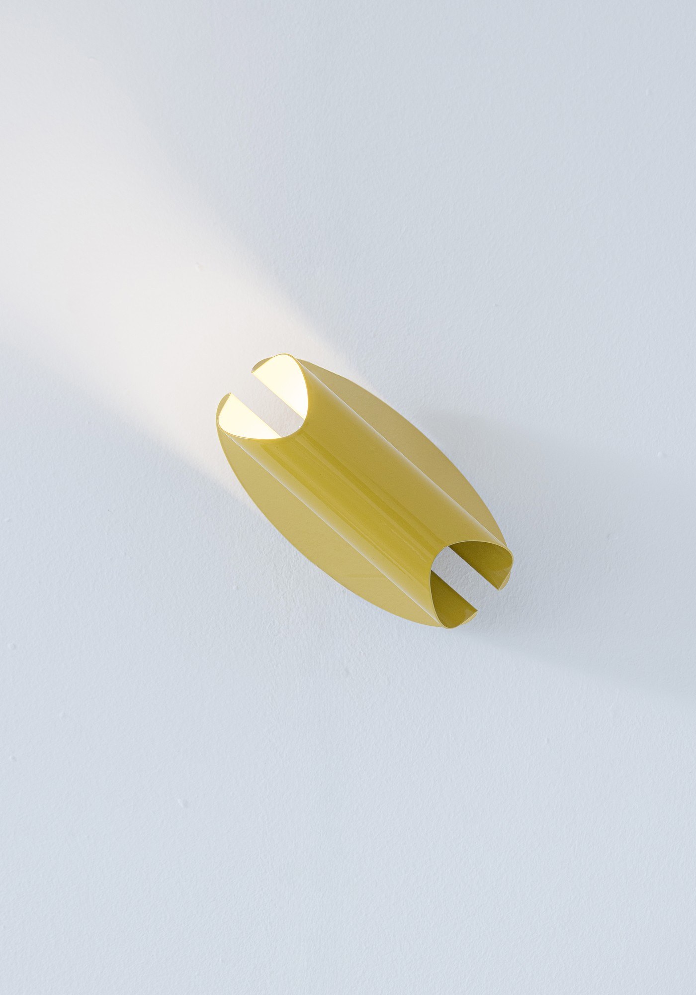 Applique Oplà Wall par OliveLab, acier orientable, 10 finitions applique Oplà Wall OliveLab, finition jaune brillant, faisceau lumineux sur le mur