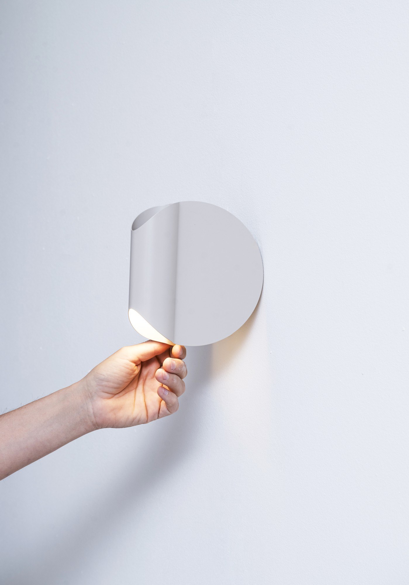 Applique Oplà Wall par OliveLab, acier orientable, 10 finitions applique Oplà Wall OliveLab, orientation du corps par la main, finition ivoire mat