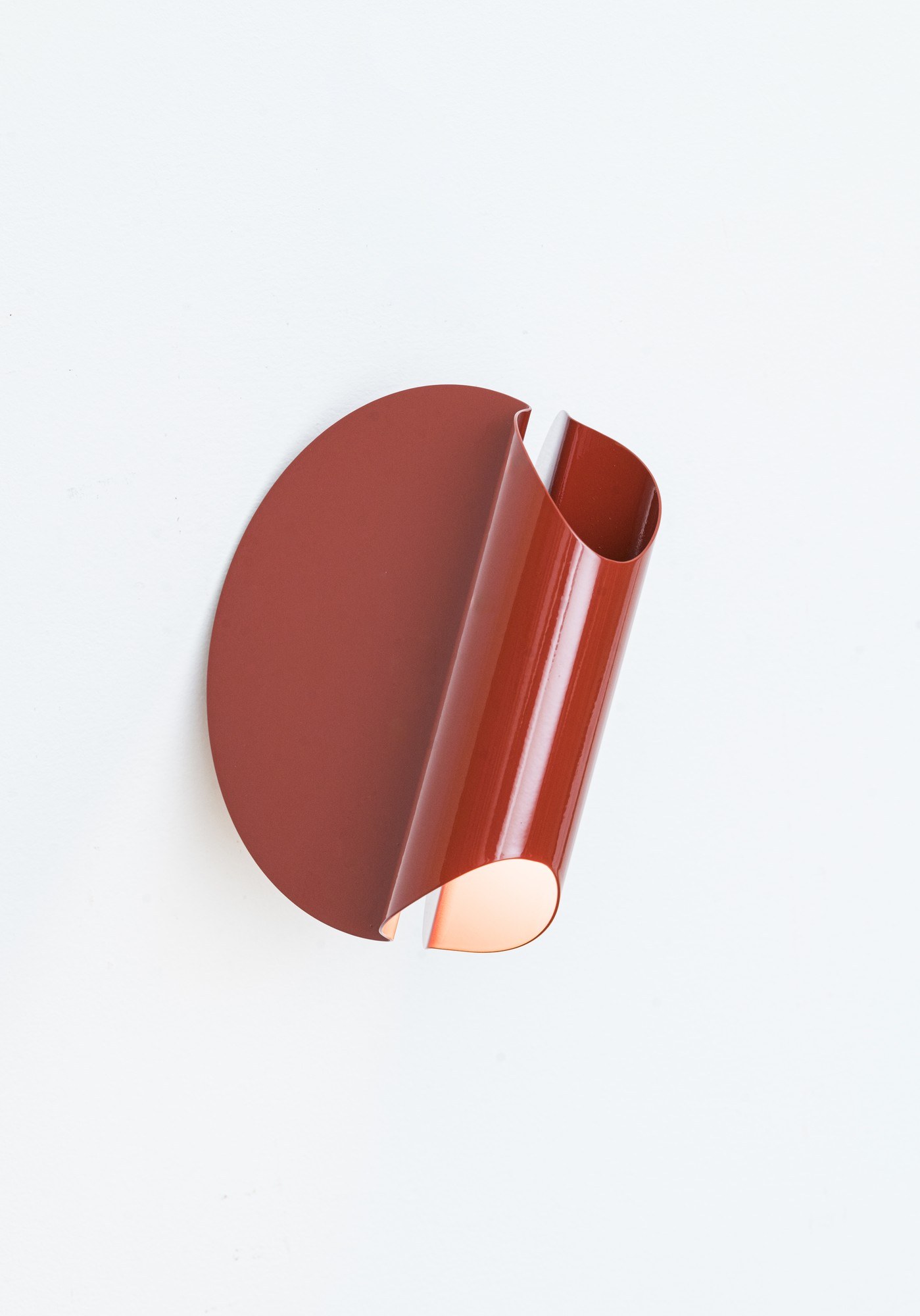 Applique Oplà Wall par OliveLab, acier orientable, 10 finitions applique Oplà Wall OliveLab, finition rouge brillant, vue de profil