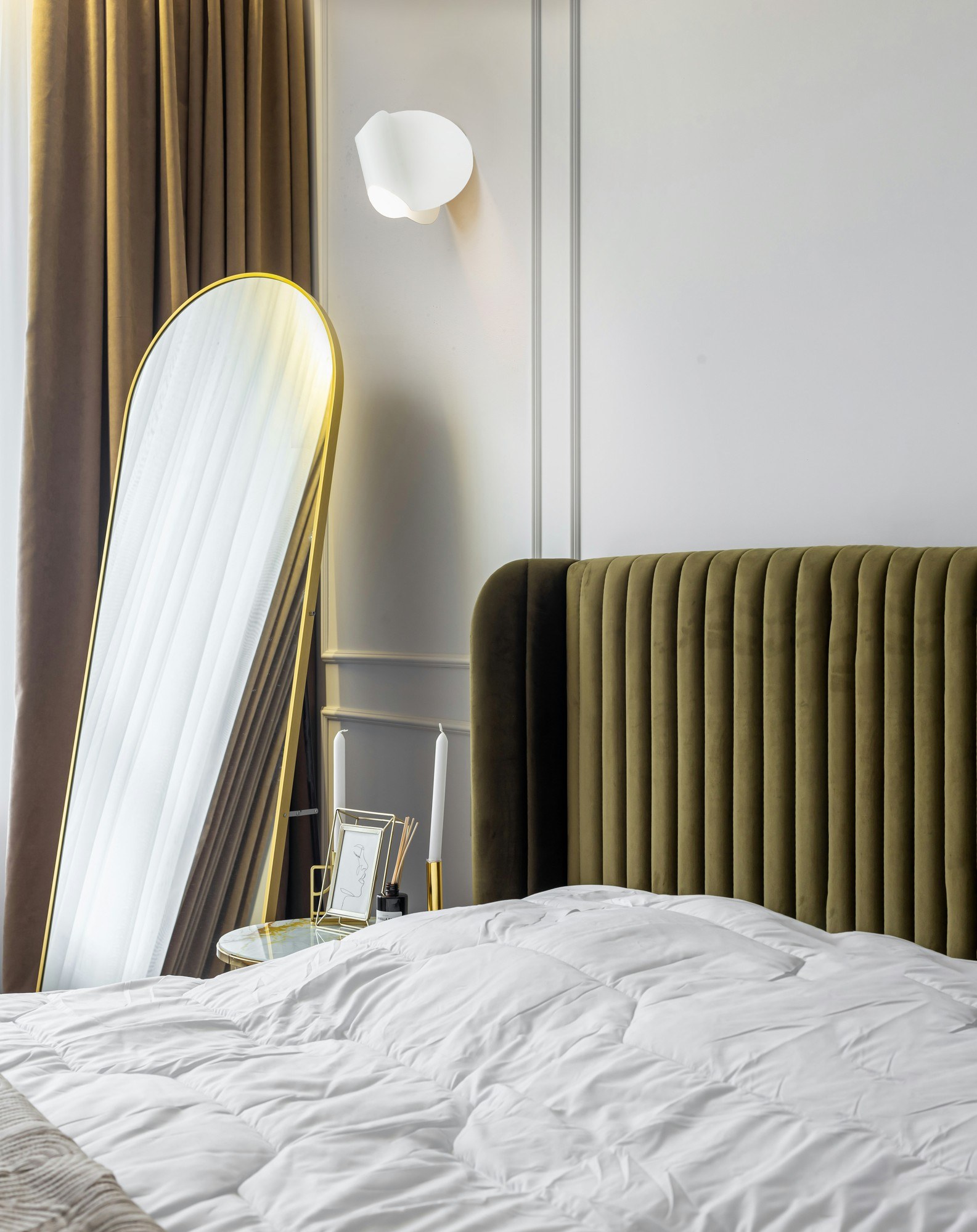 Applique Oplà Wall par OliveLab, acier orientable, 10 finitions applique Oplà Wall OliveLab, en situation, finition blanc brillant dans une chambre