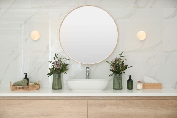 applique Palla Antidark en paire de part et d'autre d'un miroir rond de salle de bain