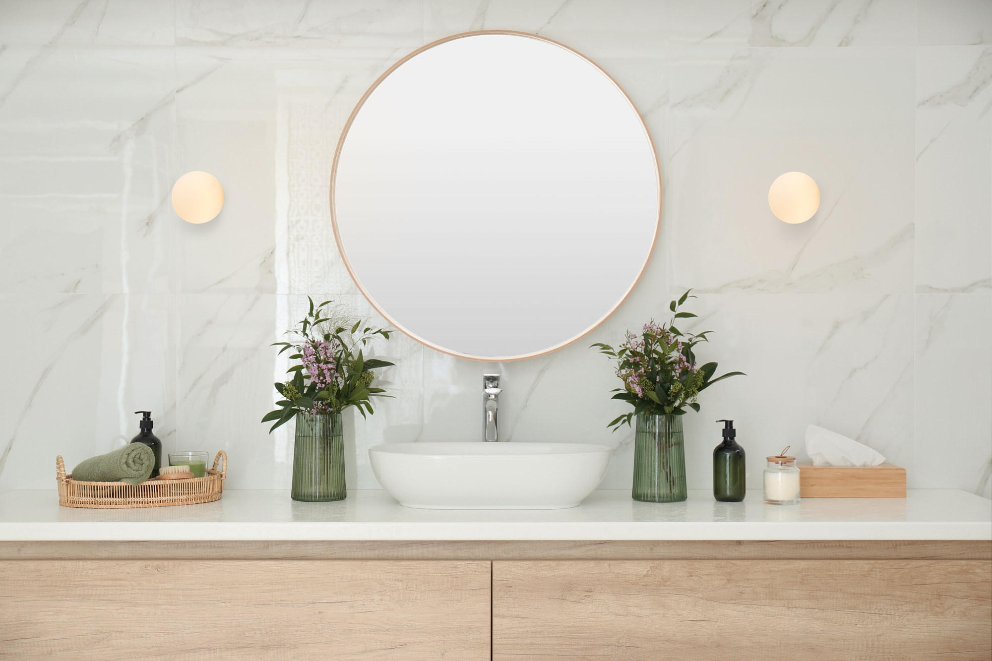applique Palla Antidark en paire de part et d'autre d'un miroir rond de salle de bain