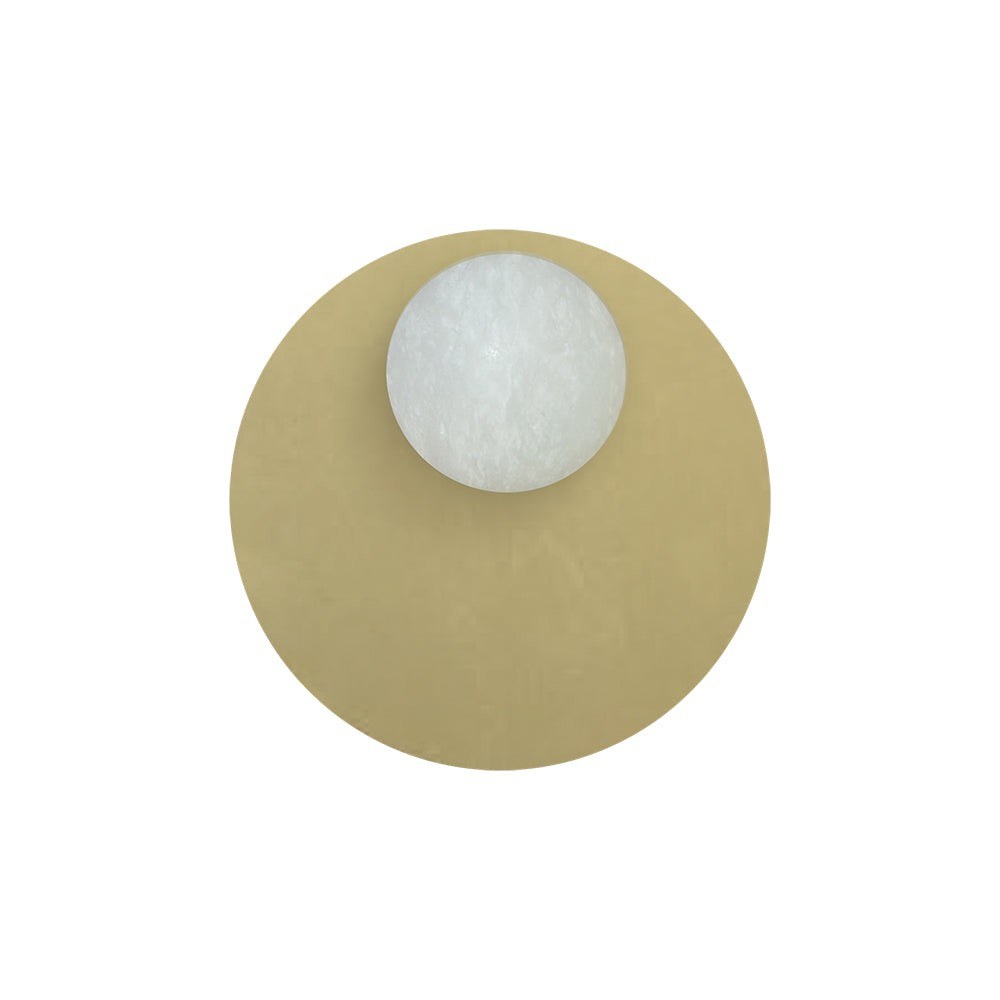 Applique murale Royal Eclipse en laiton et albâtre par Robin Lamps applique Royal Eclipse sphère en albâtre sur disque de 23 cm en laiton, vue de face, fond blanc