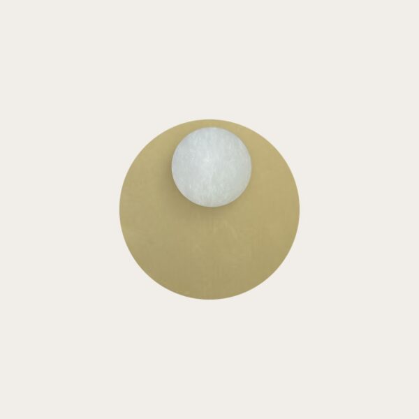 applique Royal Eclipse rendu en ambiance de la sphère en albâtre sur son disque en laiton, fond beige