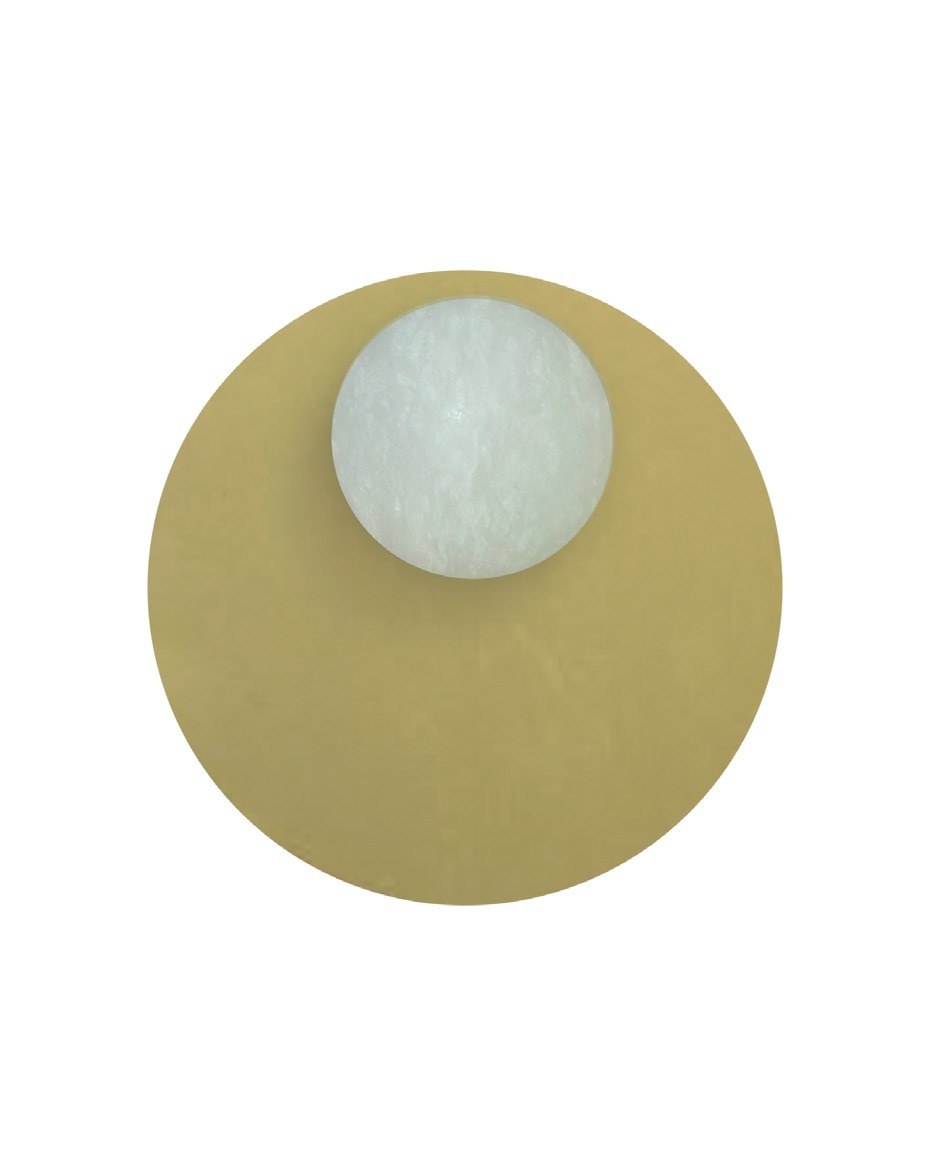 Applique murale Royal Eclipse en laiton et albâtre par Robin Lamps applique Royal Eclipse sphère en albâtre devant un grand disque en laiton poli mat, fond blanc