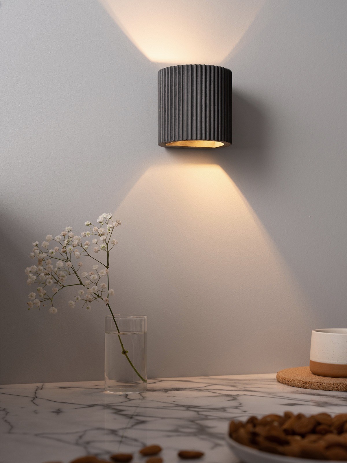 Applique S6 en béton par Stefan Gant x Gant Lights Applique S6 en béton par Stefan Gant x Gant Lights, gris foncé allumée