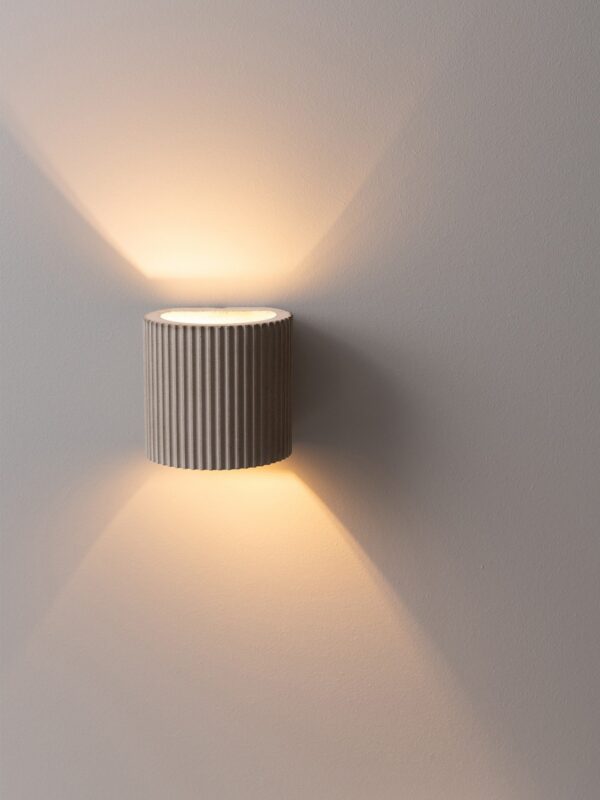 Applique S6 en béton par Stefan Gant x Gant Lights, lumière up and down sur le mur
