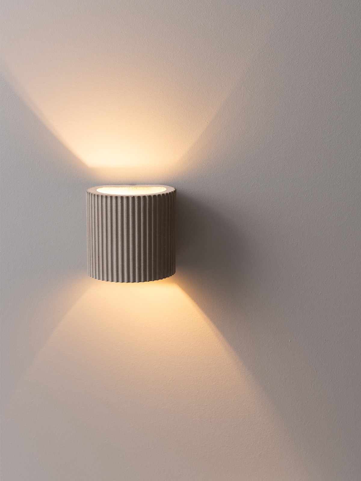 Applique S6 en béton par Stefan Gant x Gant Lights, lumière up and down sur le mur