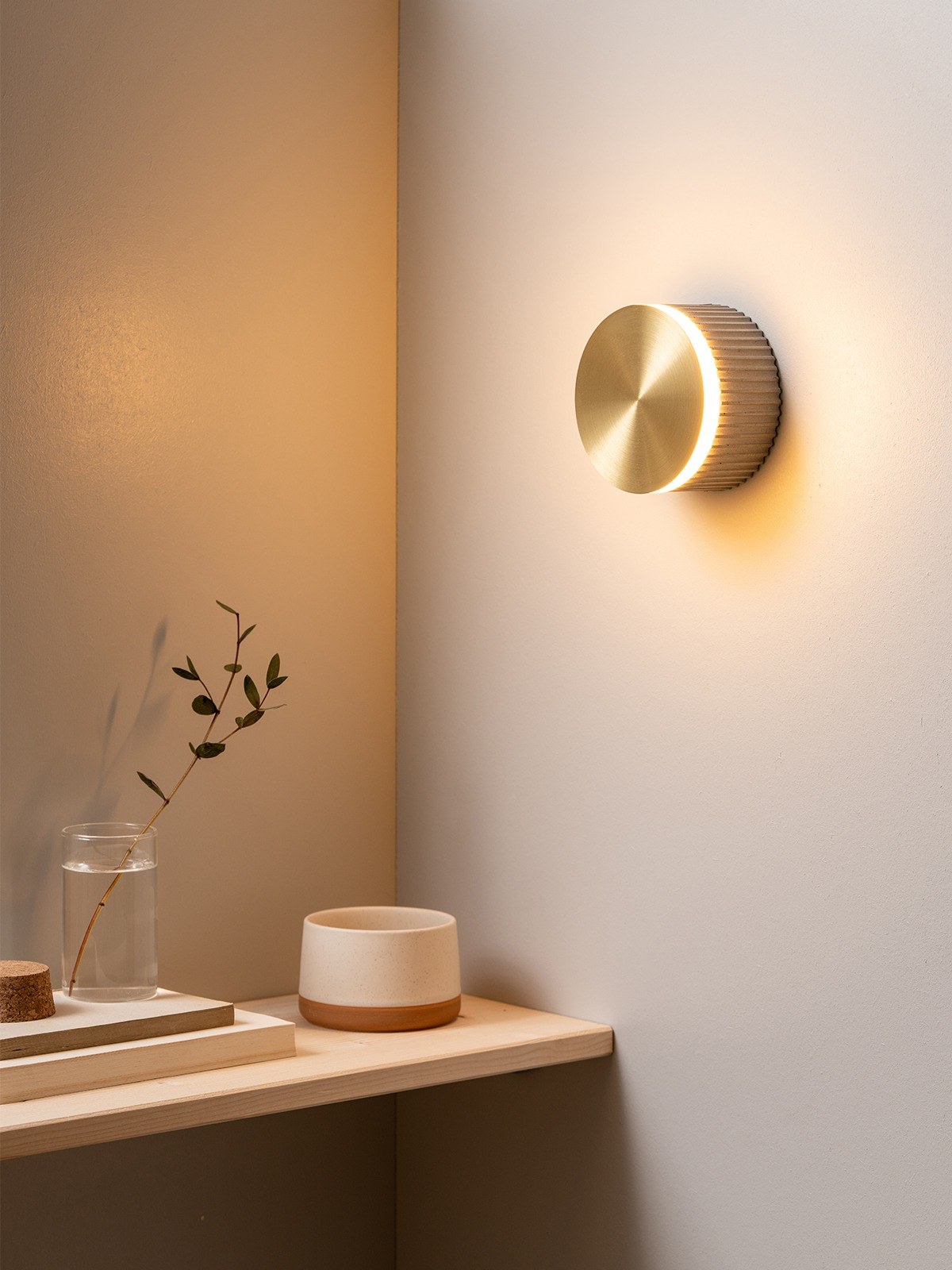 Applique S8 en béton allumée, diffuseur laiton, halo de lumière à 360°