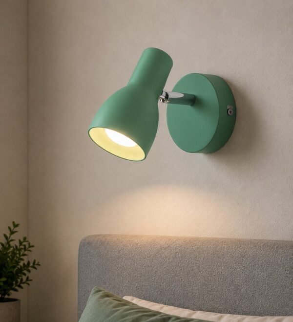 applique spot enfant coloris menthe au dessus d une tête de lit