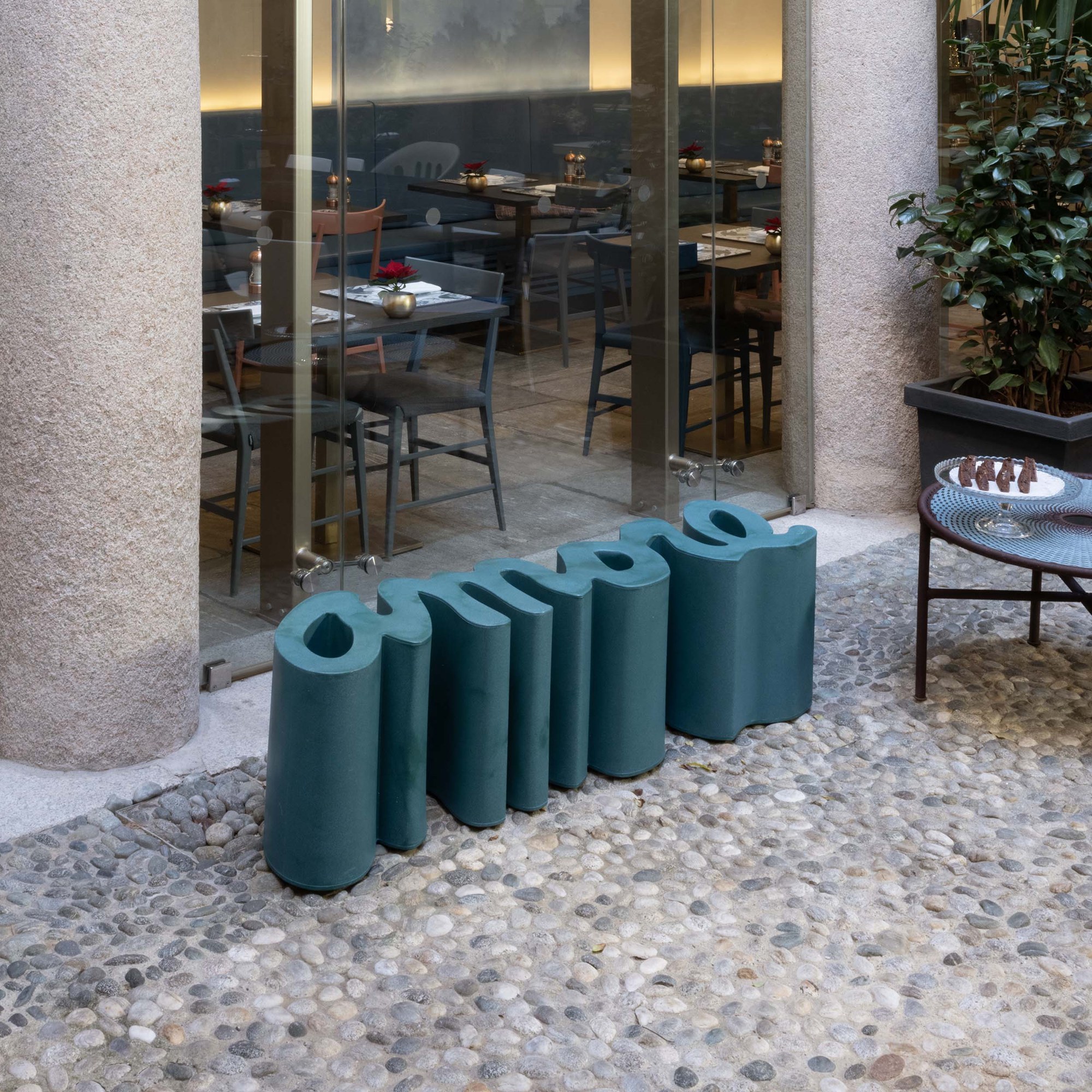 Banc Amore Ocean en polyéthylène et polypropylène recyclés par Giò Colonna Romano x SLIDE Studio Amore Ocean, vue d'ensemble
