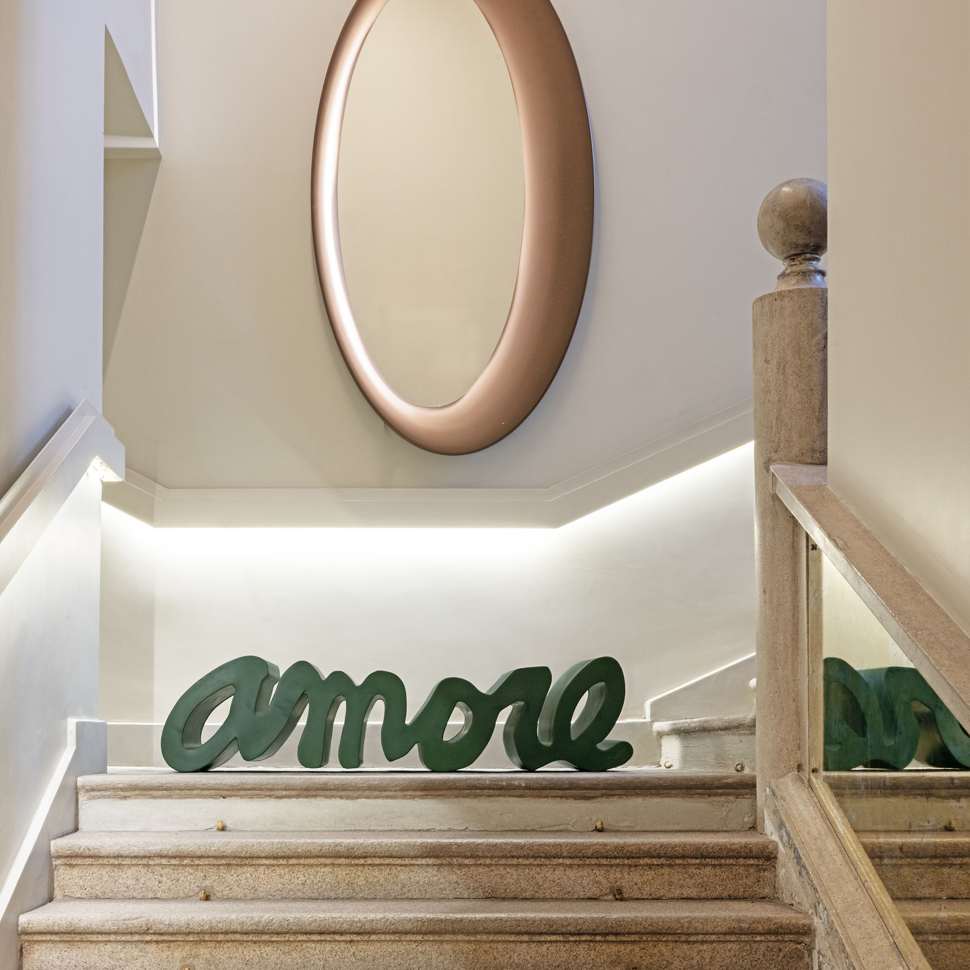 Banc Amore Ocean en polyéthylène et polypropylène recyclés par Giò Colonna Romano x SLIDE Studio Amore Ocean, photo d'ambiance