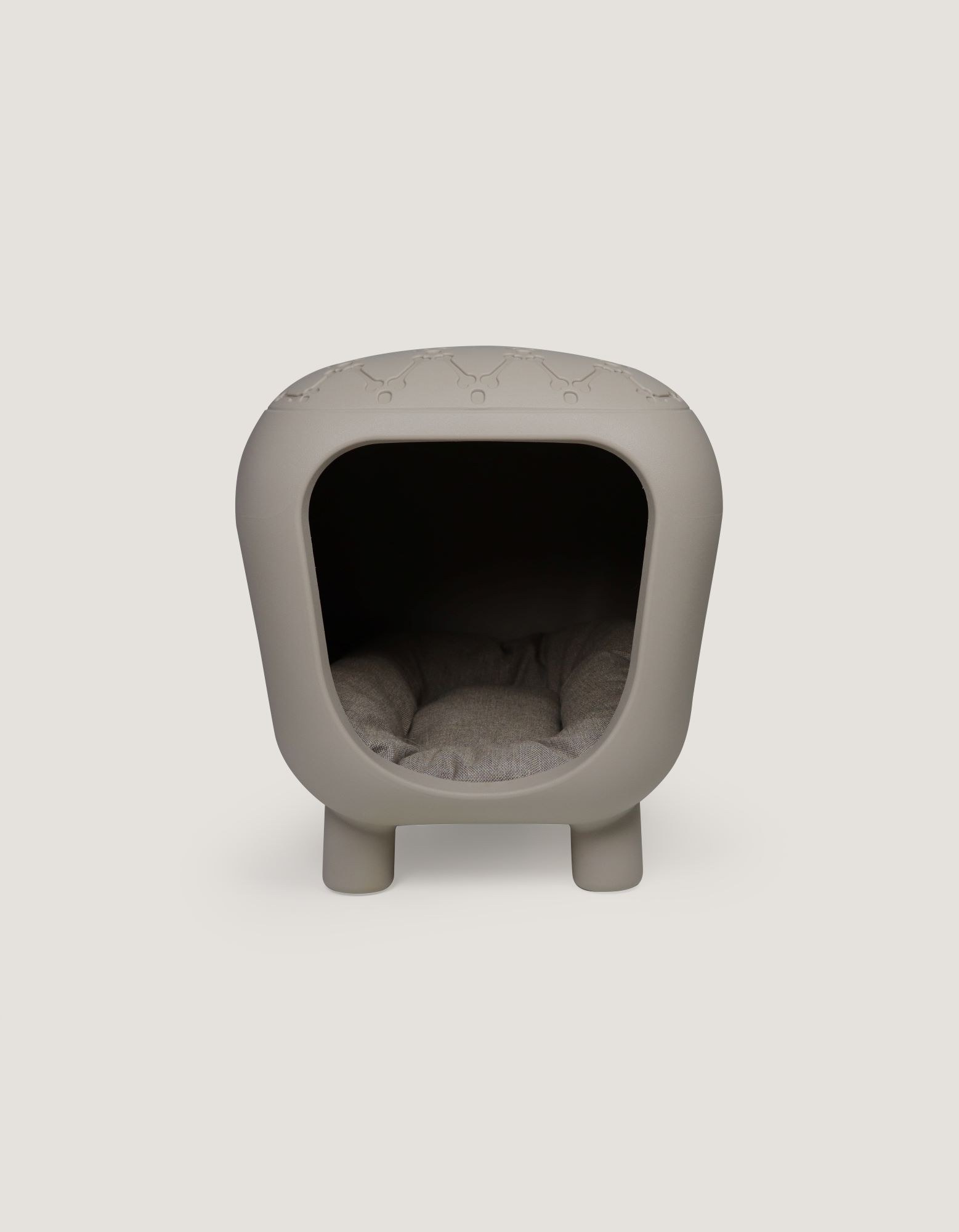 Banc niche Pancuccia pour chien et chat en polyéthylène par Roberto Rago et Alessandro Gorla x SLIDE Studio banc niche Pancuccia Dove Grey vue de face