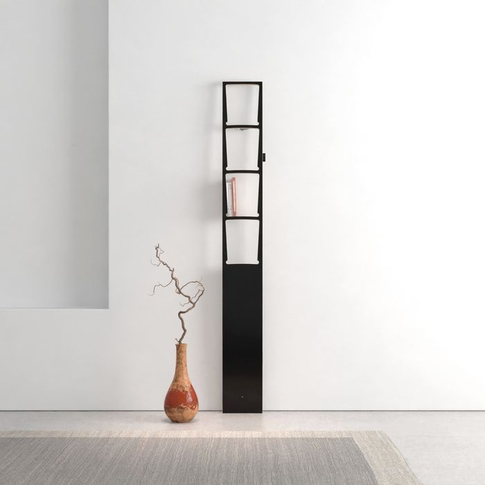 Bibliothèque ouverte : laquelle choisir pour votre mur ? Bibliothèque ouverte Adonis de Breuer & Bono, étagère verticale étroite contre un mur blanc