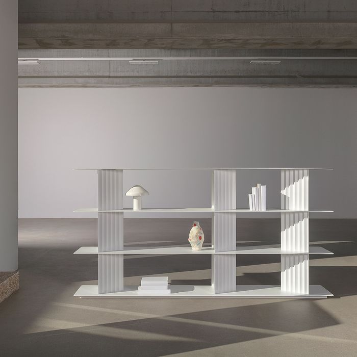 Bibliothèque ouverte : laquelle choisir pour votre mur ? Bibliothèque ouverte Plec de RS Barcelona dans un loft au sol en béton